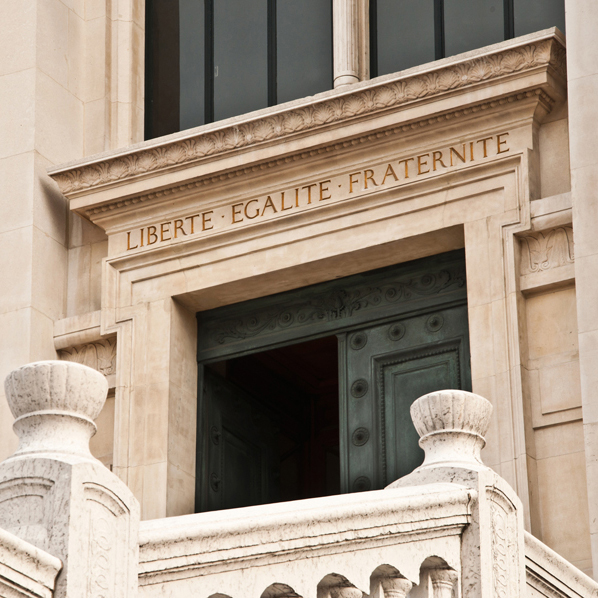 Porte d'entrée du palais de Justice